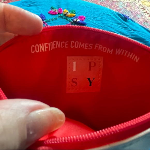 Fun Ipsy zip up purse bag. Measures approximately 7 x 5“. Excellent condition! - Picture 4 of 5